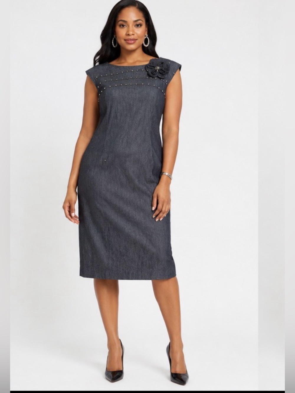 Sandra Darren Dark Gray Sleeveless Shift Dress with Shoulder Flower
